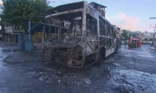 
				
					Ônibus é incendiado durante ação criminosa em bairro de Salvador
				
				