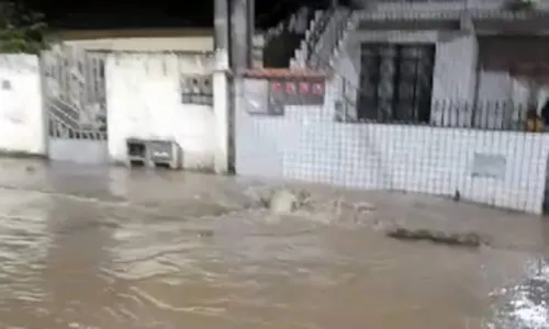 
				
					Ônibus fica preso em rua após rompimento de tubulação no Subúrbio
				
				