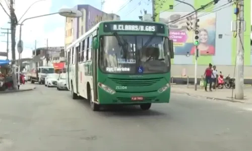 
				
					Ônibus param de rodar novamente em Cajazeiras 7 após megaoperação
				
				