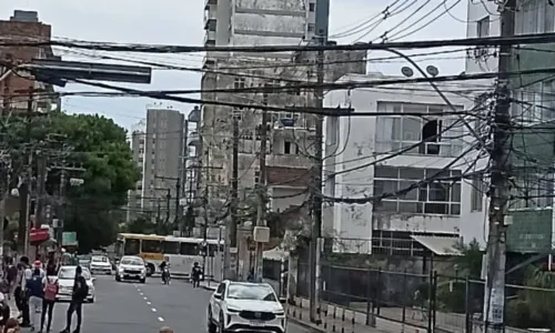 
				
					Ônibus quebra e trânsito fica congestionado no Canela, em Salvador
				
				