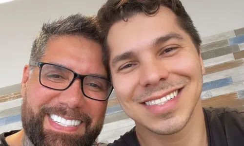 
				
					Otávio e Marcel, do Diário de 2 Pais, são os convidados da Live Fervo das Cores
				
				