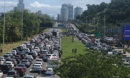 
				
					PM sofre acidente na Av. Paralela e helicóptero desce em pista para socorrer
				
				