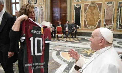 
				
					Papa recebe camisa do Fluminense de Feira e diz admirar futebol baiano
				
				