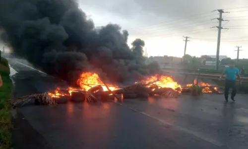 
				
					Parte da Via Parafuso é interditada por protesto nesta segunda (11)
				
				