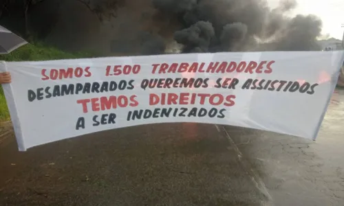 
				
					Parte da Via Parafuso é interditada por protesto nesta segunda (11)
				
				