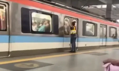 
				
					Passageiros ficam presos em trem após falha no metrô de Salvador
				
				