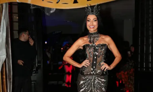 
				
					Patrícia Poeta celebra aniversário de 47 anos com festa Halloween
				
				