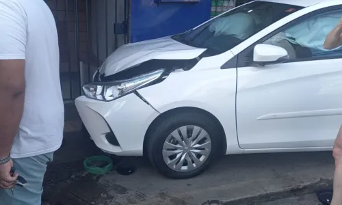 
				
					Pedestre é atingido por carro no Largo de Matatu, em Salvador
				
				