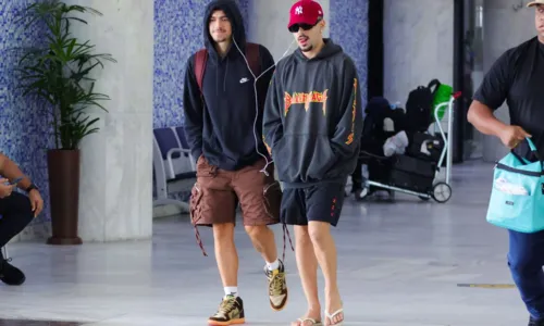 
				
					Pedro Sampaio e namorado são vistos em clima de romance no aeroporto
				
				