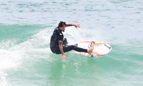 
				
					Pedro Scooby e Gabriel Medina surfam em praia do Rio de Janeiro; FOTO
				
				