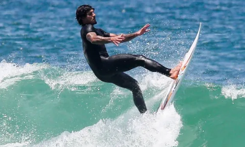 
				
					Pedro Scooby e Gabriel Medina surfam em praia do Rio de Janeiro; FOTO
				
				