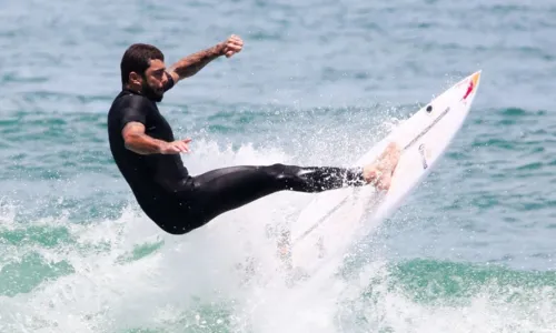 
				
					Pedro Scooby e Gabriel Medina surfam em praia do Rio de Janeiro; FOTO
				
				