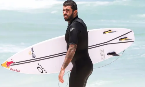 
				
					Pedro Scooby e Gabriel Medina surfam em praia do Rio de Janeiro; FOTO
				
				