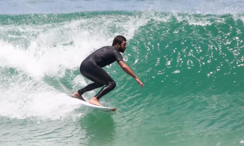 
				
					Pedro Scooby e Gabriel Medina surfam em praia do Rio de Janeiro; FOTO
				
				