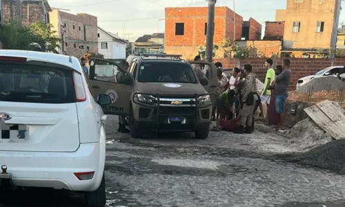 
				
					Policial é esfaqueado após ter casa invadida em Santo Antônio de Jesus
				
				