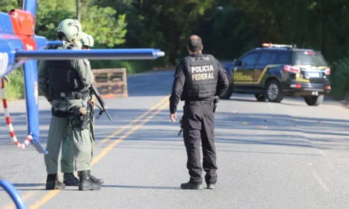 
				
					Policial federal e quatro suspeitos morrem em operação na Bahia
				
				