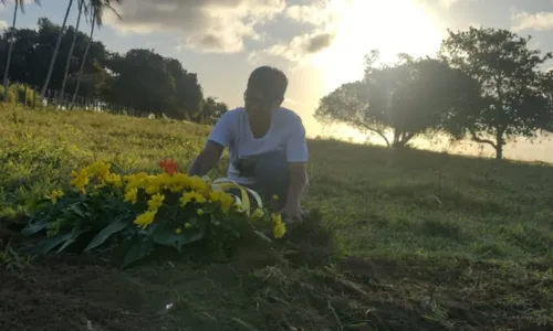 
				
					População organiza cortejo fúnebre para homenagear cachorro na Bahia
				
				