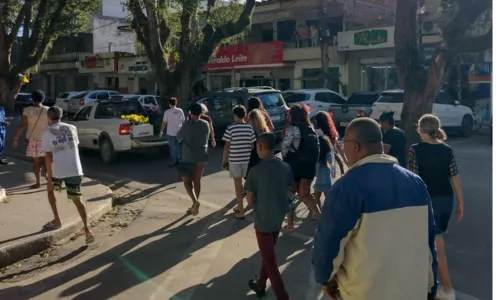 
				
					População organiza cortejo fúnebre para homenagear cachorro na Bahia
				
				