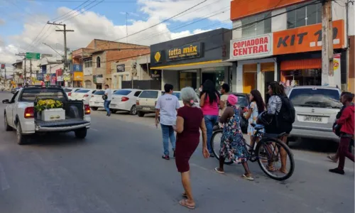 
				
					População organiza cortejo fúnebre para homenagear cachorro na Bahia
				
				