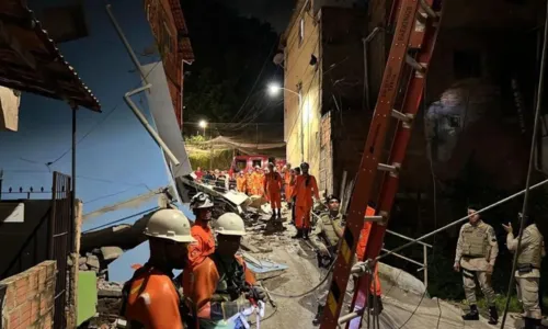 
				
					Prédio de três andares desaba em bairro de Salvador; VÍDEO
				
				