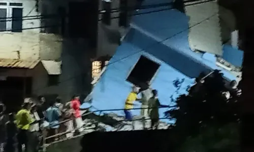 
				
					Prédio de três andares desaba em bairro de Salvador; VÍDEO
				
				