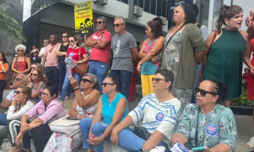 
				
					Professores realizam protesto após suspensão de votação dos precatórios
				
				