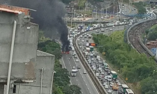 
				
					Protesto deixa trânsito lento na BR-324 sentido Salvador
				
				