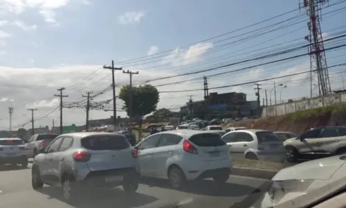 
				
					Protesto interdita trecho da Avenida Paralela, em Salvador
				
				