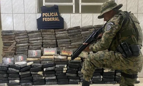 
				
					Quadrilha é apreendida com 437 kg de cocaína em Juazeiro na Bahia
				
				