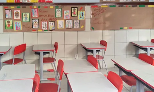 
				
					Quase mil alunos ficam sem aula no Subúrbio após escola ser invadida
				
				