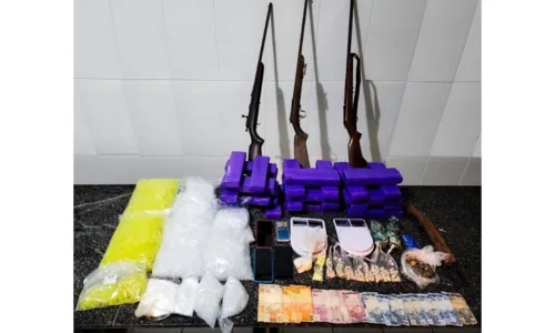 
				
					Quatro armas e 20 kg de drogas são apreendidos em ação policial na BA
				
				