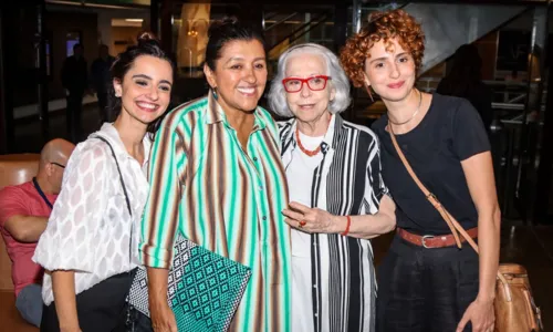 
				
					Regina Casé e Fernanda Montenegro participam da pré-estreia de filme; FOTOS
				
				