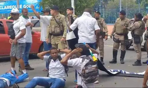 
				
					Rodoviários demitidos da extinta CSN sentam na pista durante protesto em Salvador
				
				