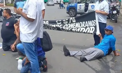 
				
					Rodoviários demitidos da extinta CSN sentam na pista durante protesto em Salvador
				
				