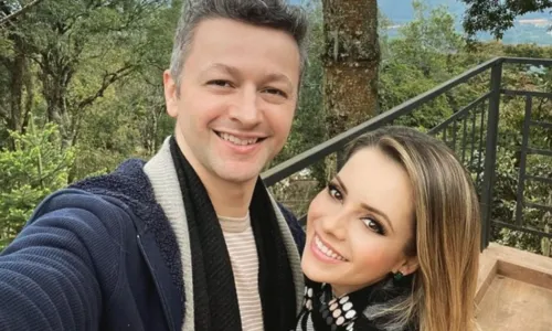 
				
					Sandy celebra 15 anos de casamento com Lucas Lima
				
				