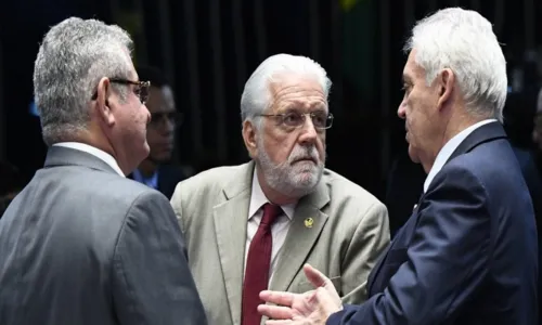 
				
					Senadores baianos votam a favor da PEC que limita o poder do STF
				
				