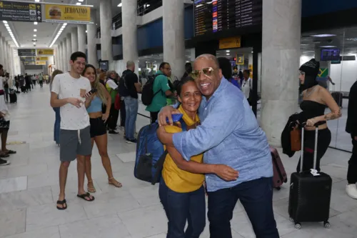 
				
					Sérgio Loroza dá selinho em outro ator após desembarcar no Rio
				
				