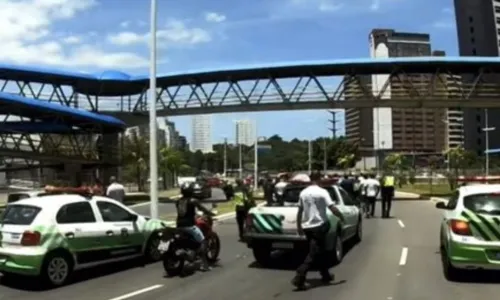 
				
					Servidores fazem protesto e impactam trânsito na Av. Tancredo Neves
				
				