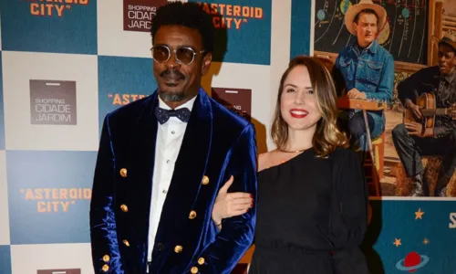 
				
					Seu Jorge faz rara aparição com namorada em lançamento de filme; FOTOS
				
				