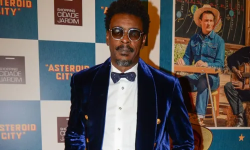 
				
					Seu Jorge faz rara aparição com namorada em lançamento de filme; FOTOS
				
				