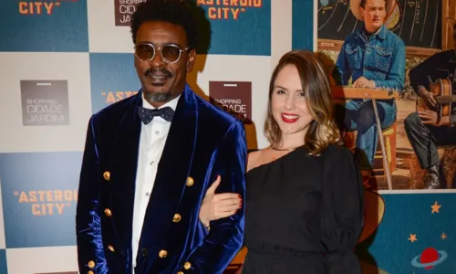 
				
					Seu Jorge faz rara aparição com namorada em lançamento de filme; FOTOS
				
				