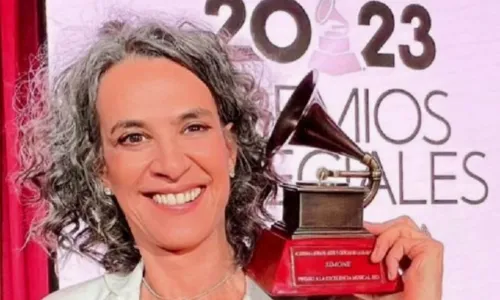 
				
					Simone ganha Grammy Latino em homenagem pela carreira musical
				
				