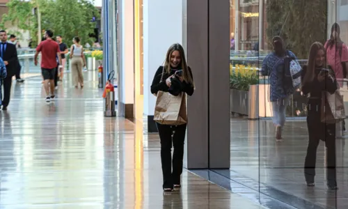 
				
					Solteira, Carla Diaz curte tarde de compras em shopping do RJ
				
				