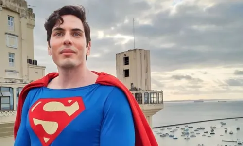 
				
					'Superman brasileiro' faz sucesso nas ruas de Salvador; VÍDEO
				
				