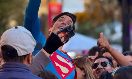 
				
					Superman brasileiro todo temperado no dendê da Bahia
				
				