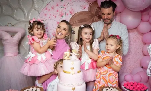 
				
					Thaeme celebra aniversário da filha caçula com grande festa; veja
				
				