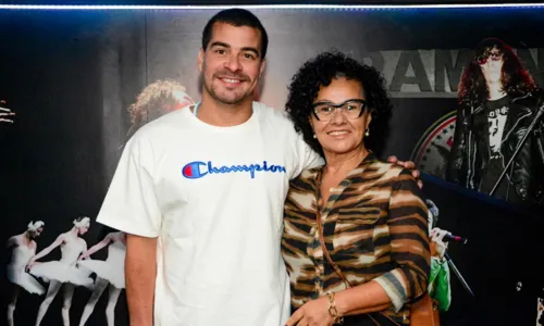 
				
					Thiago Martins faz rara aparição com a mãe em show de Zeca Pagodinho
				
				