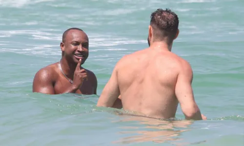 
				
					Thiaguinho curte domingo de praia com Bruninho no Rio de Janeiro
				
				