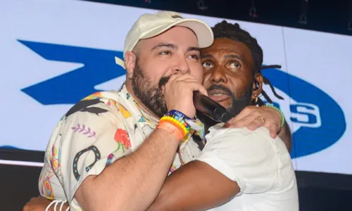 
				
					Tiago Abravanel dá beijão em marido durante show comemorativo do É O Tchan
				
				