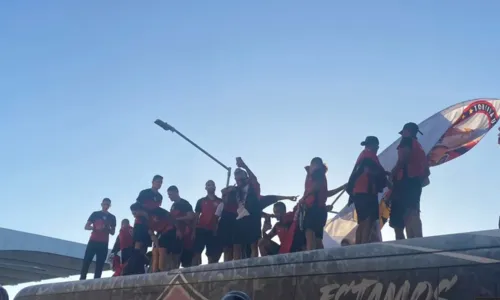 
				
					Torcida do Vitória recepciona time e celebra acesso à série A
				
				